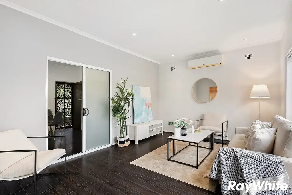 Ryde 5ห้องนอน Solid brick family home with duplex potential (STCA) walk to Top Ryde Shopping Centre and located in the new LMR zoning area.