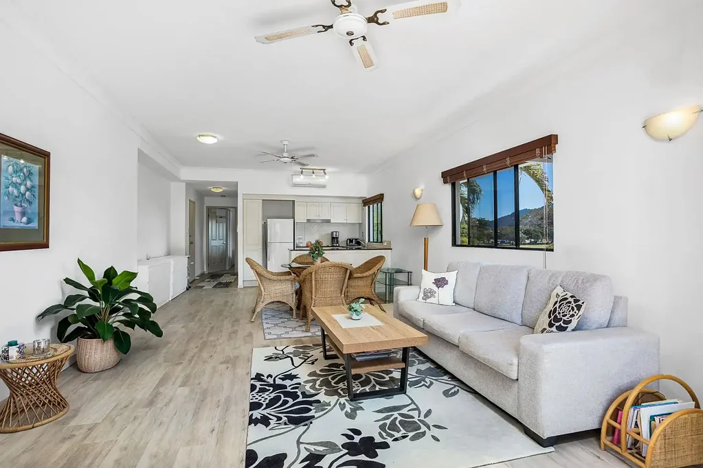 Cairns North 2房  Private Corner Apartment in Secure Gated Complex – Ideal Home or Investment Opportunity