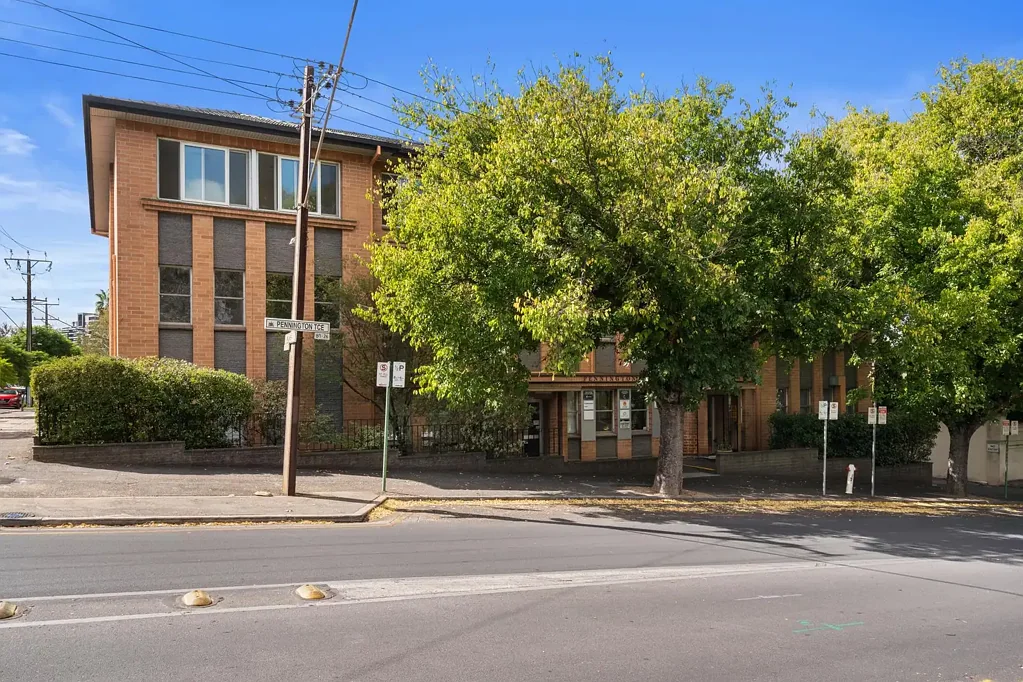 North Adelaide 2房  Rise & retreat for priceless cathedral views from refined city-fringe apartment luxury