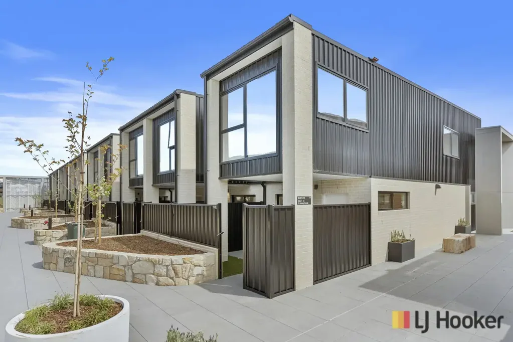 As new, three bedroom townhouse in MIO