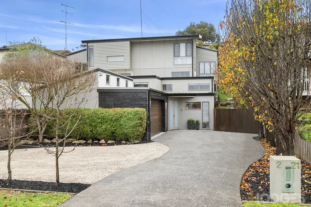 Ocean Grove 4Moenga Ocean Grove’s Premier Coastal Townhouse