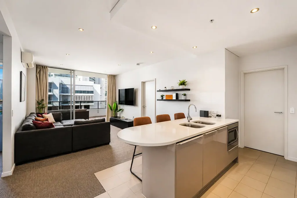 Southport 2房  High Floor In Regatta With Sprawling Views