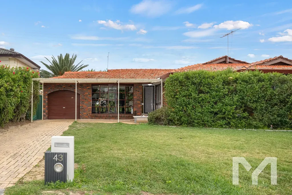 Kardinya 3房  You're Invited to... A Solid Home Sitting on 749 sqm, R40 Zoned