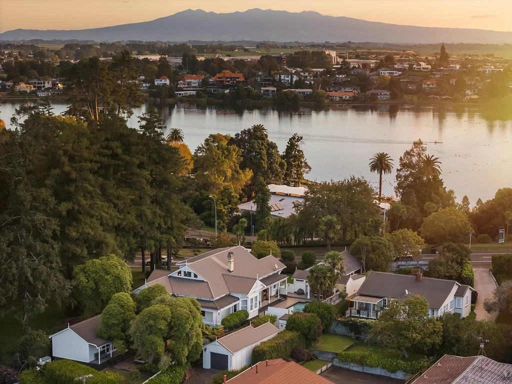 Hamilton Lake 5ห้องนอน A Landmark Opportunity, Iconic Hamilton Villa