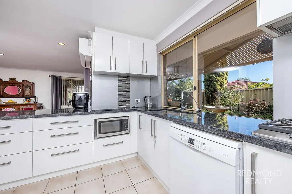 Ballajura 3部屋 Rear Home with Immaculate Gardens!