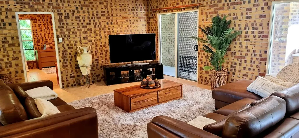 Andergrove 4Moenga ROOM to LIVE & PLAY! 350m2 BRICK HOME on 1.5ac-11km to MACKAY CBD!