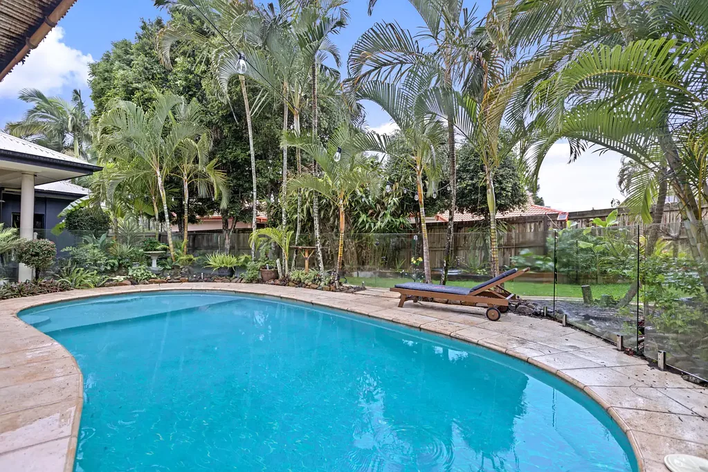 Mountain Creek 6कमरा Massive Family Home with Separate Self-Contained Granny Flat on 1127sqm block