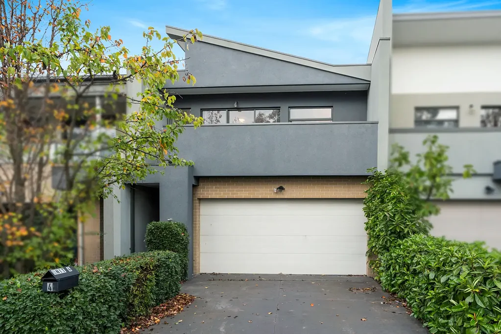 Modern Townhouse close to all amenities!