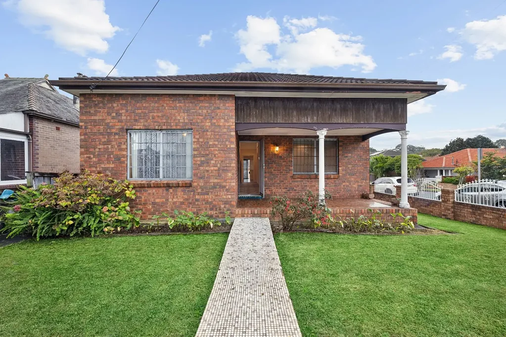 Burwood 4房 优质街角地块上的激动人心潜力 Exciting potential on a premium corner parcel