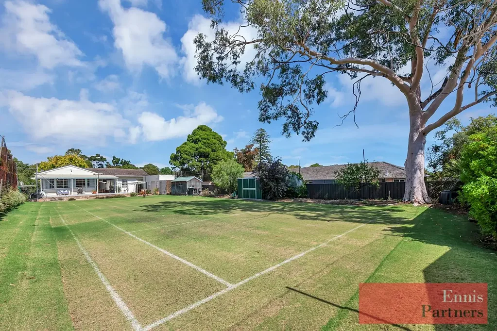 Leabrook 4房  Timeless 1960s Solid Brick Home on Expansive 1349sqm (Approx.) with Tennis Court and pool!