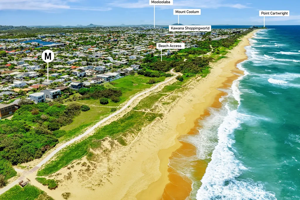 Warana 4部屋 Prized coastal living in tightly held beachside pocket – four bedroom beach house with ocean views, character and charm all within 100m to the beach