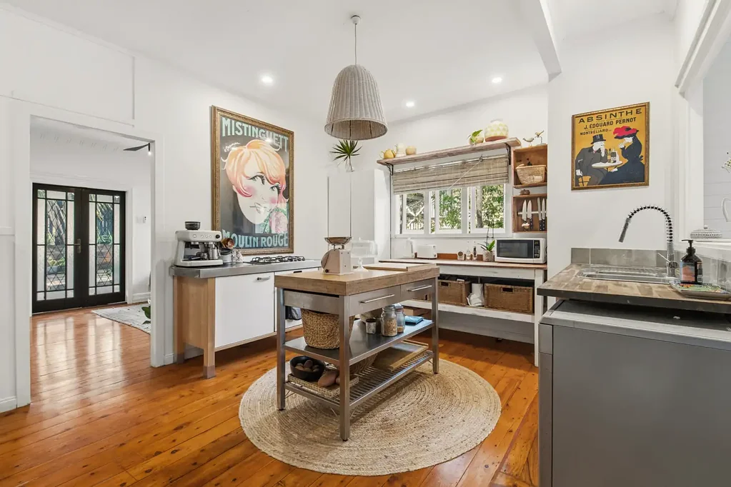 Holland Park West 3chambre 3 Levels…Extra Living and Sleeping Options Galore!
