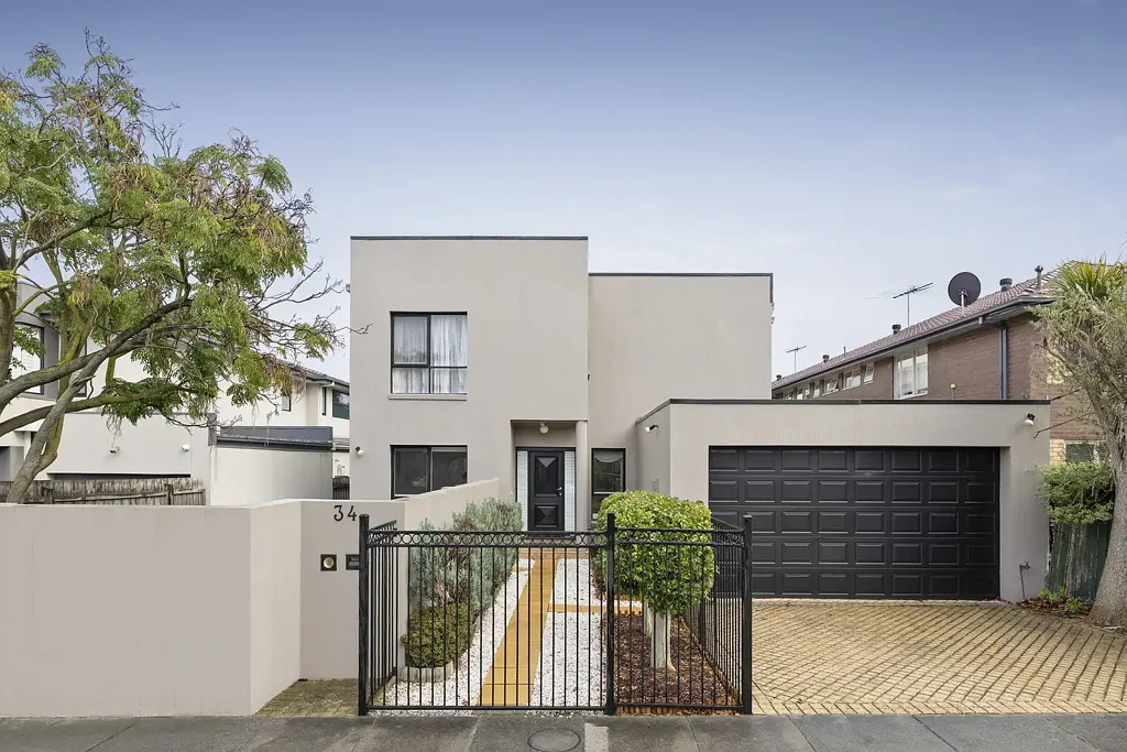 Caulfield South 4房 宽敞的家庭生活空间，带有私家花园绿洲 Oversized Family Living with Private Garden Oasis