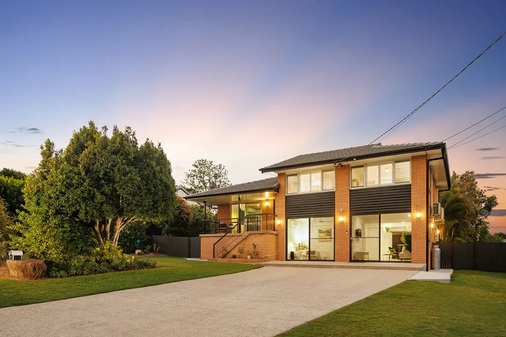 Camira 4 Slaapkamer MODERN FAMILY ENTERTAINER IN PREMIER LOCATION + SELF CONTAINED DUAL LIVING