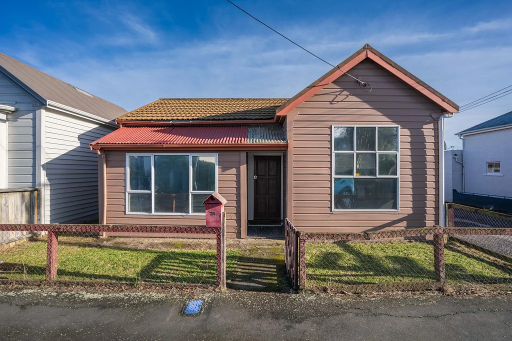 South Dunedin 3chambre Three bed, double garage, corner section!