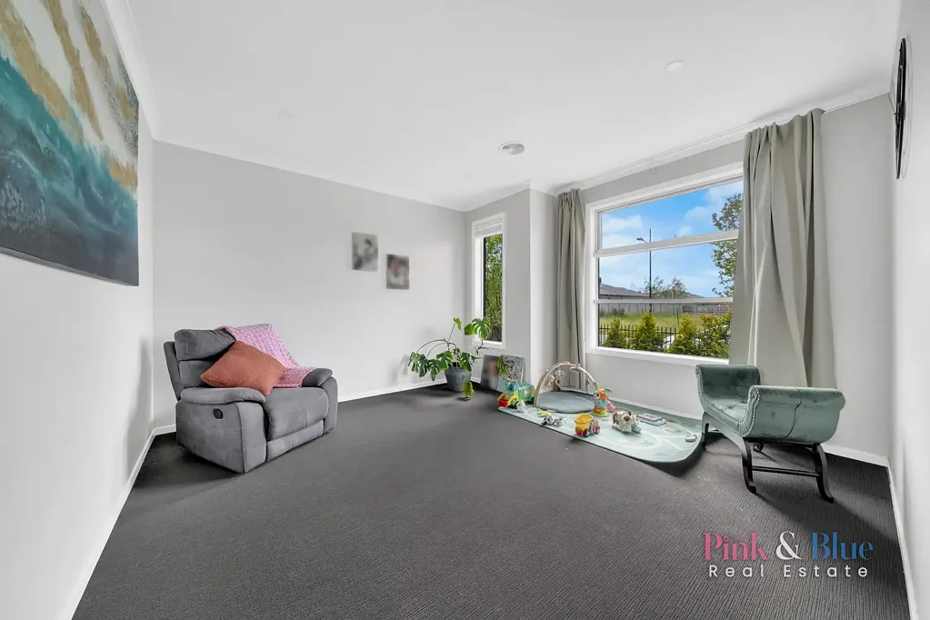 4 Bedroom with 2 living Areas family home for RENT!