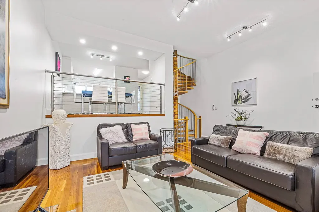 MODERN FULLY FURNISHED TOWNHOUSE