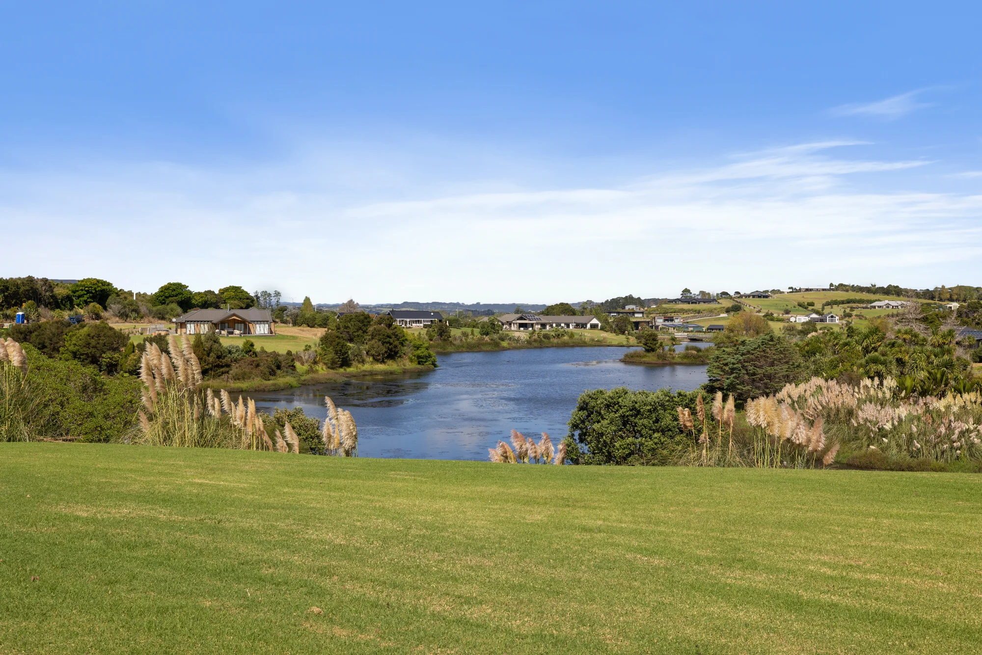 Mangawhai 4Kwarto Private Lakeside Retreat, Huge Shed, & Solar Setup