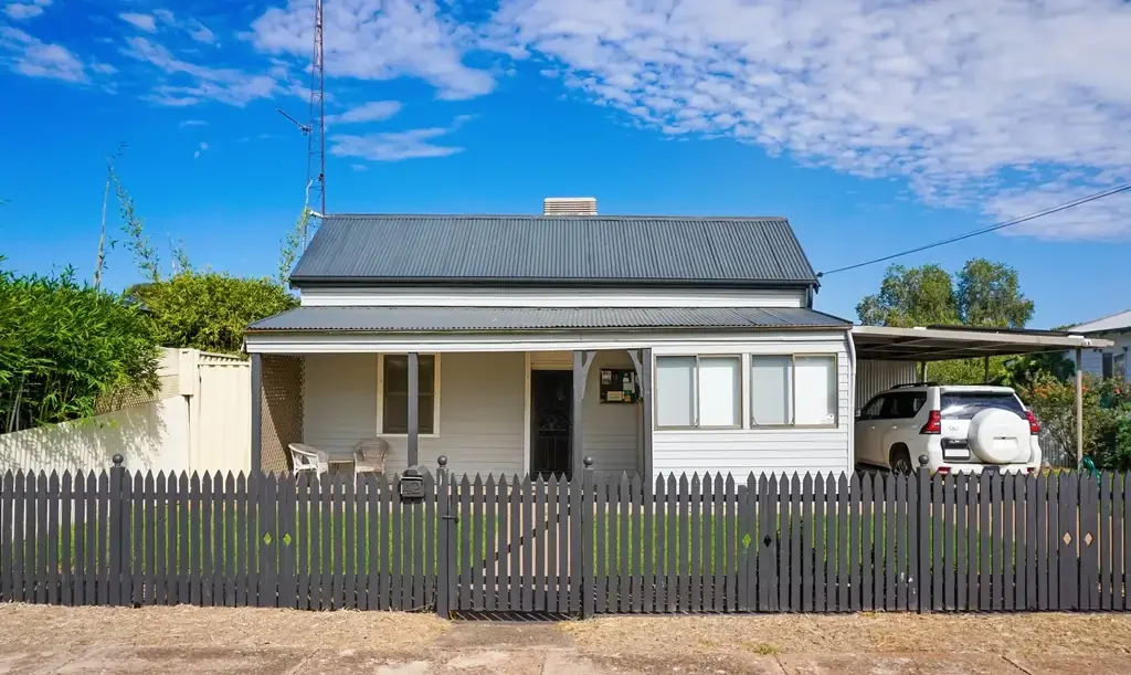 West Wyalong 3房  Tidy home on large block - Development Potential STCA