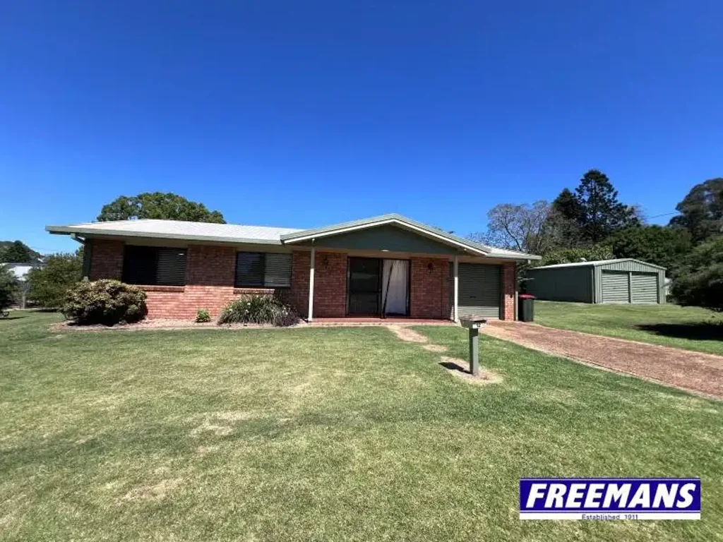 Kingaroy 3房  Ready for immediate occupancy if required. A solid brick home on large corner allotment