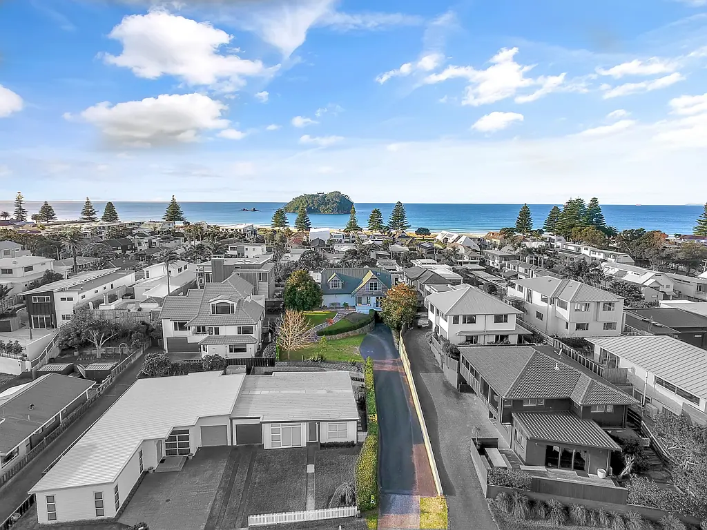 Mount Maunganui 5ห้องนอน Oceanview Opportunity - Development Potential!