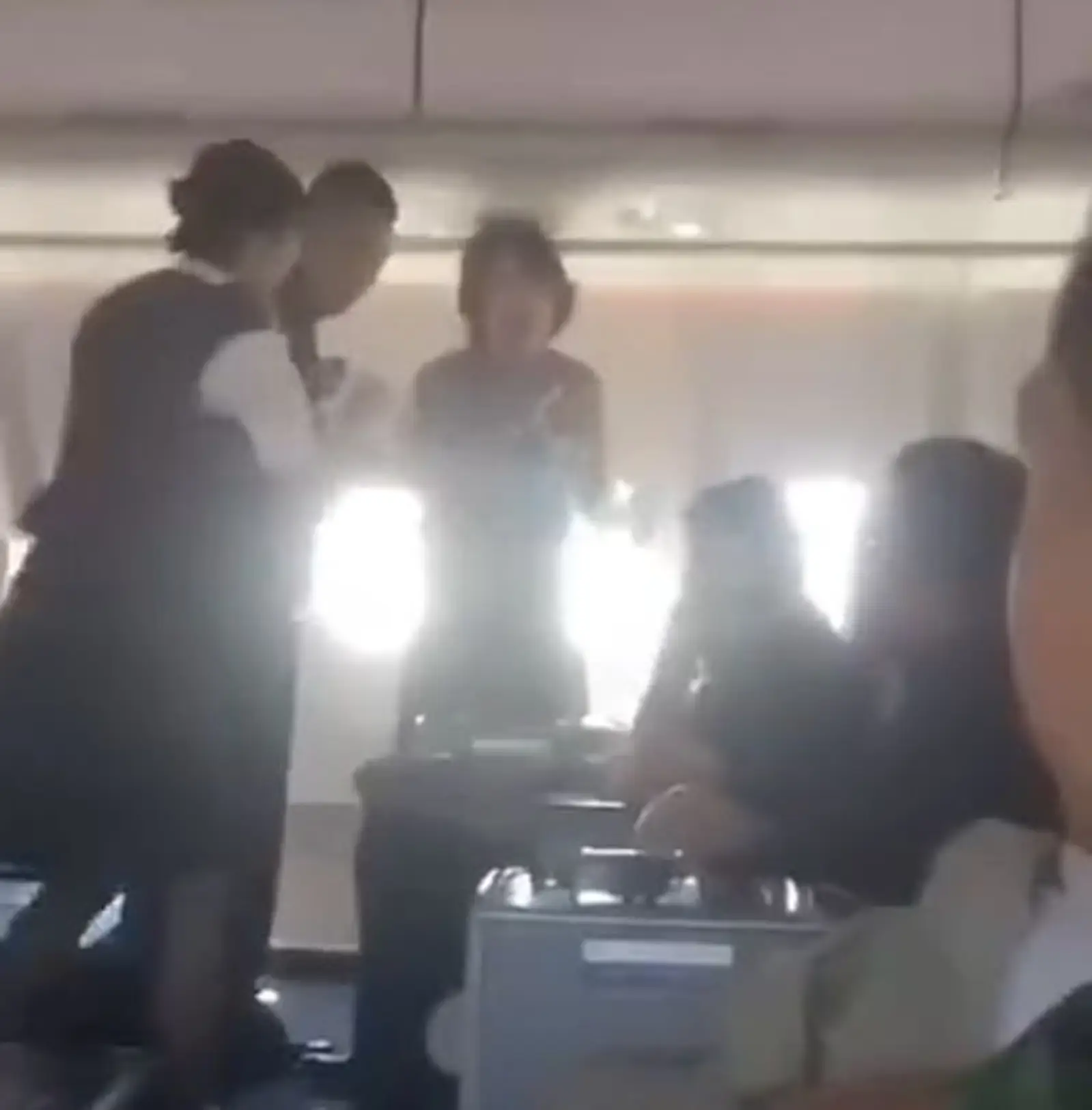 这位刷爆朋友圈的大妈把中国海陆空全都得罪遍了...网友曝光原来她是国航的人!