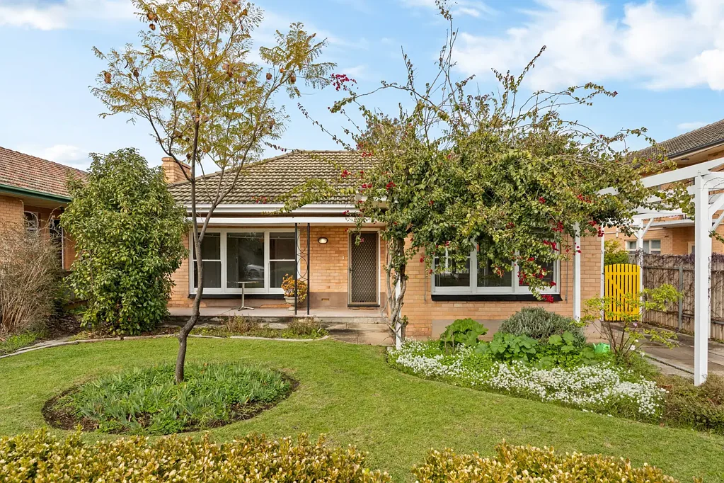 Kensington Park 2ਬੈੱਡਰੂਮ Endless Potential in a Sought-After Locale!