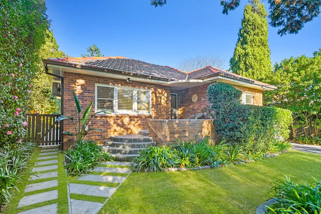 West Pymble 4Phòng ngủ Renovated full brick family home in prime location