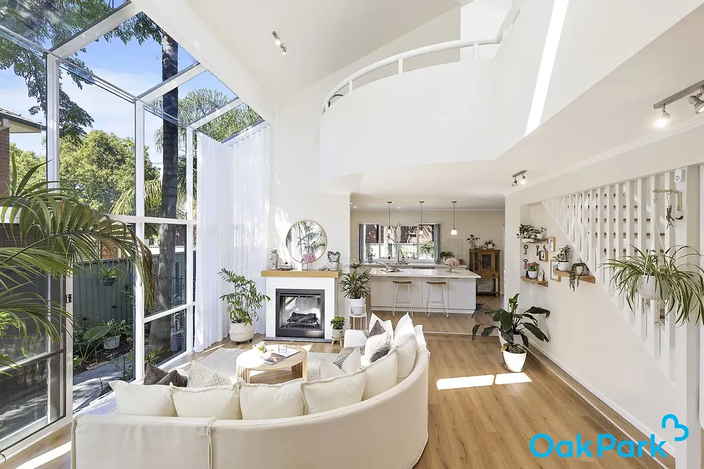 Oak Park 4chambre 'Modern Day Classic - Resort Lifestyle' - Private Sale By Negotiation