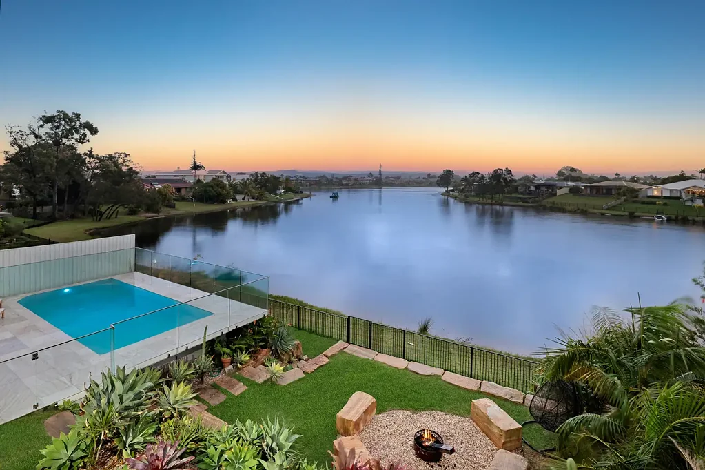 Burleigh Waters 5कमरा Coastal Family Sanctuary on Wide Water, Promising Space, Style and Serenity