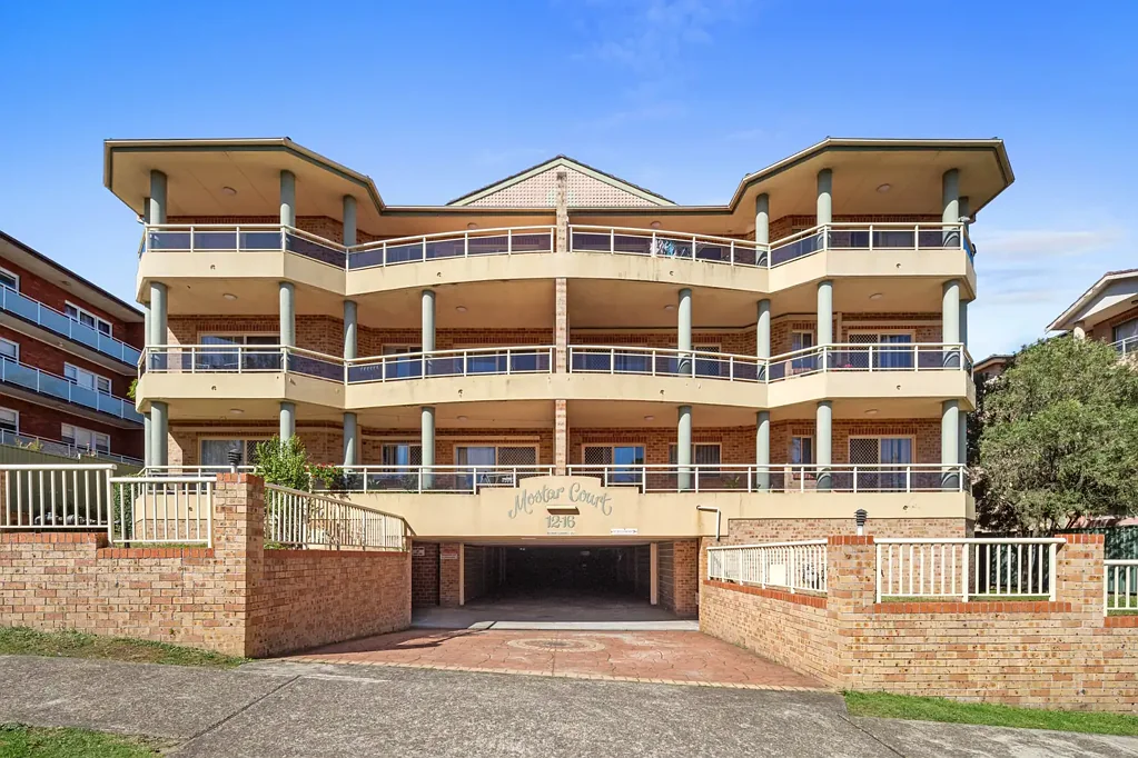 Hurstville 2 Slaapkamer Spacious, Full-Brick Apartment, Freshly Updated & 200 m to Hurstville Station
