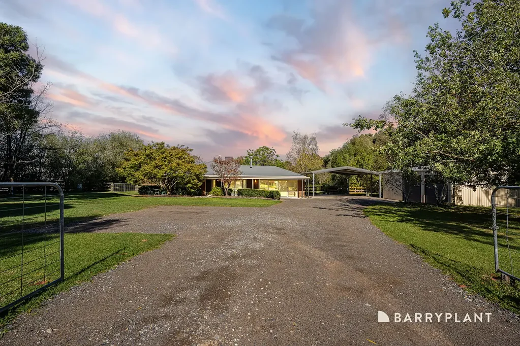Tynong North 6房  Acreage Living with Endless Possibilities!