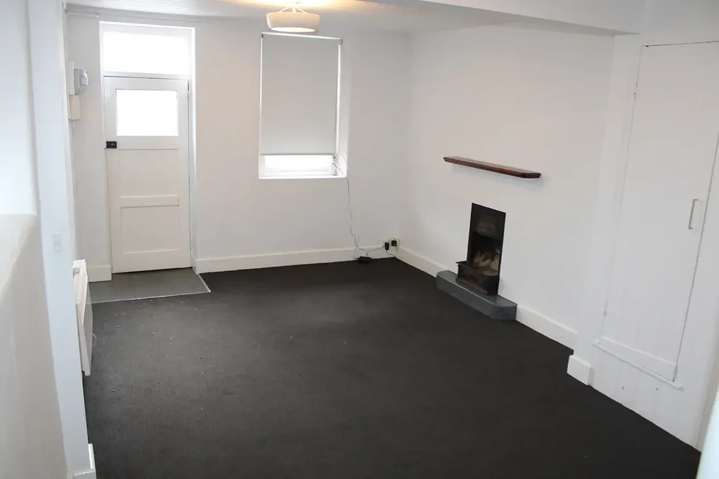 RENOVATED KITCHEN AND BATHROOM 2 BEDROOM VICTORIAN COTTAGE