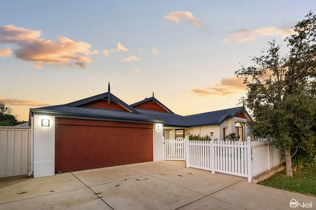 Canning Vale 4ห้องนอน TRULY AWESOME LIVING IN A GREAT LOCATION!