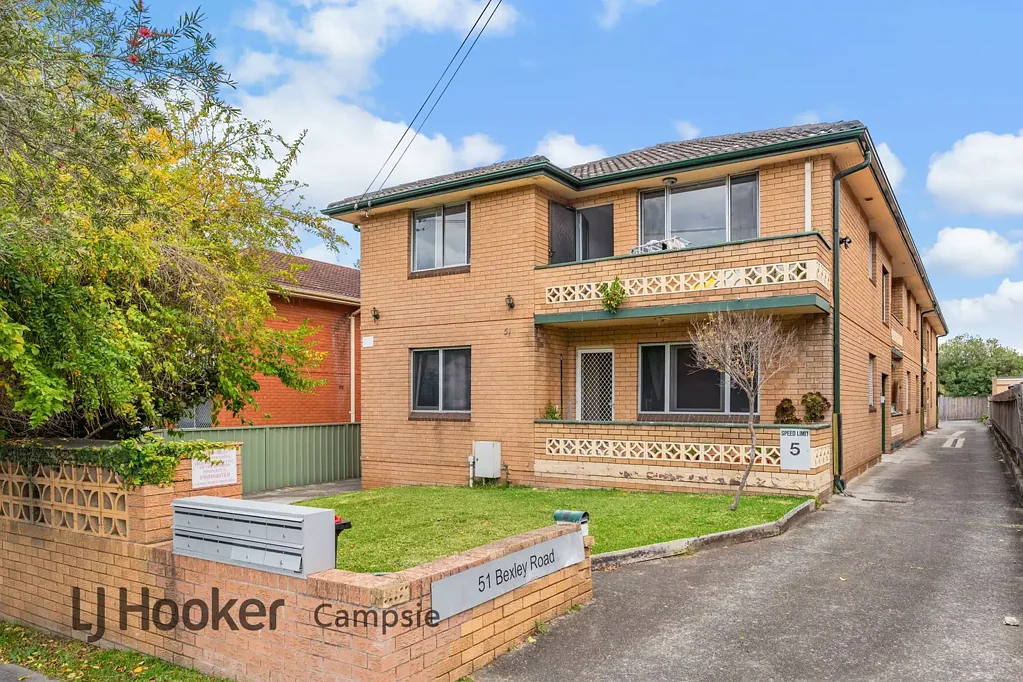 Campsie 2બેડરૂમ Light Filled Top Floor Apartment in Secure Boutique Block of Eight!