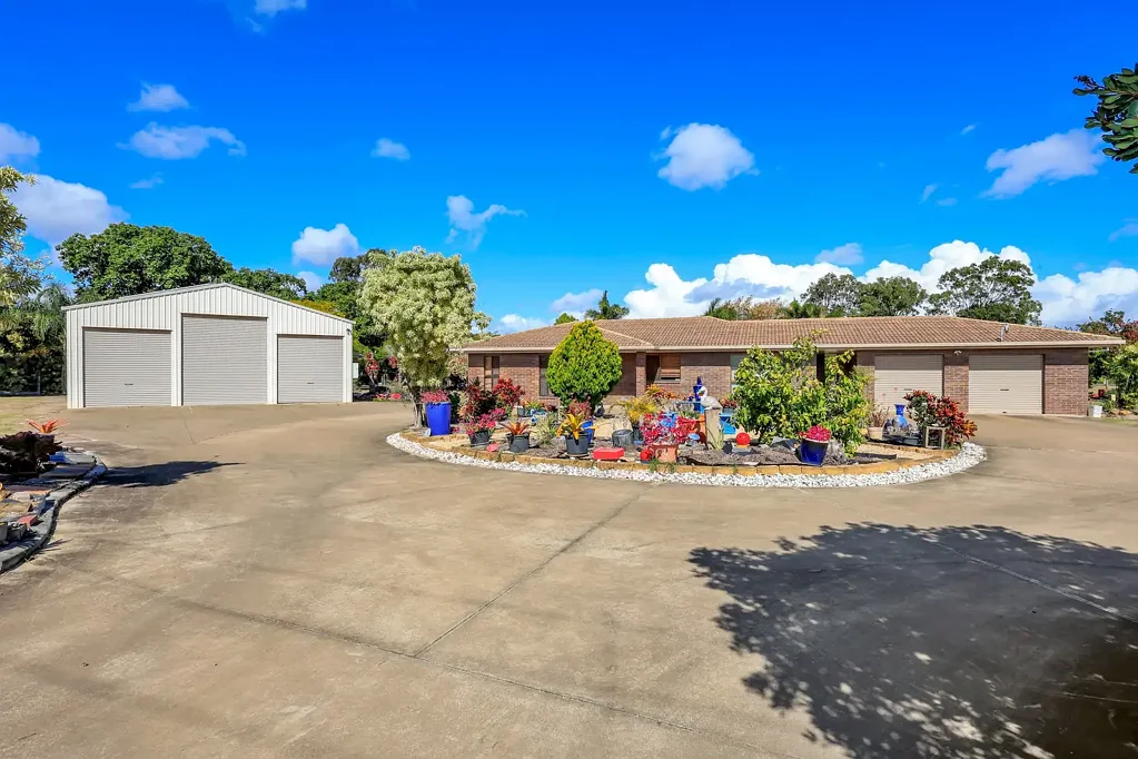 Bundaberg North 4कमरा Spacious 4-Bedroom Home with Massive 12-Car Accommodation in Bundaberg North