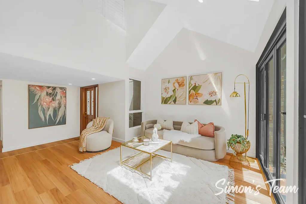 Crows Nest 3침실 Sunlit Backyard Living with Skylight-Filled Interiors