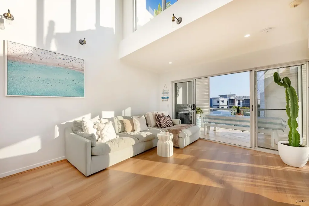 Tugun 2બેડરૂમ Beachside Loft Style Apartment with Ocean Views in the Heart of Tugun Village