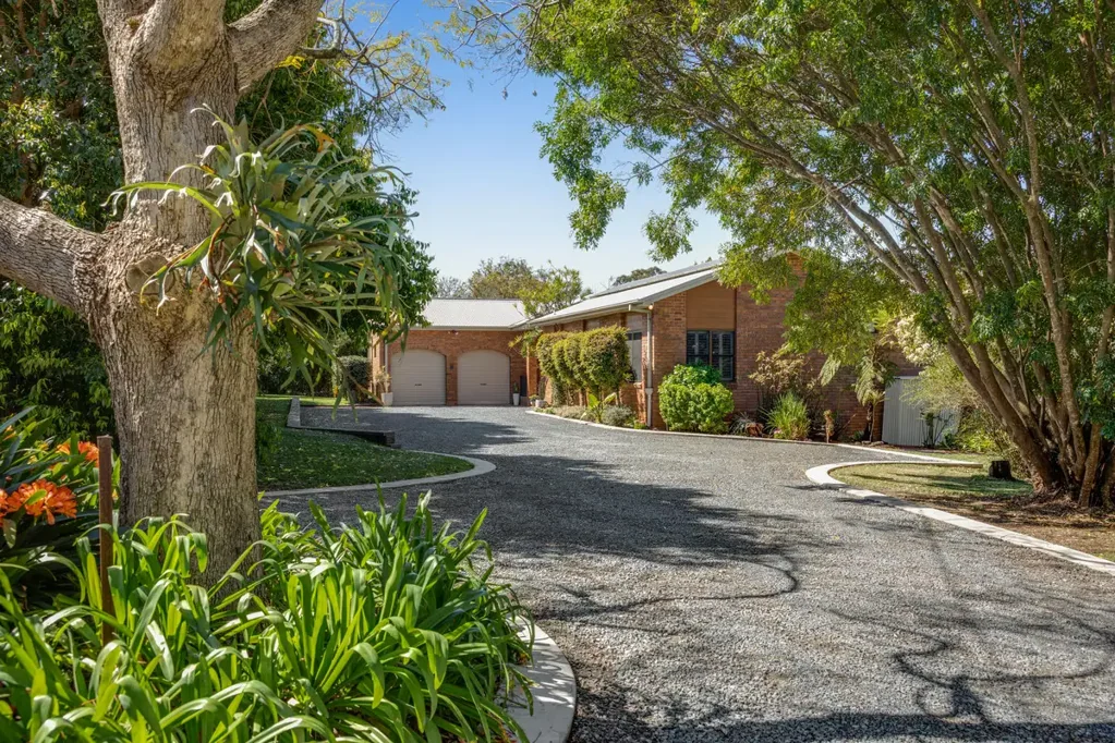 Highfields 5房  Impressive Family Home on 4800sqm with Views & Pool