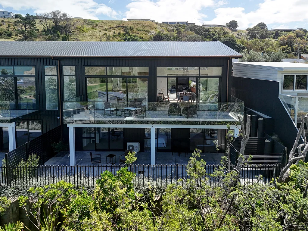 Kai Iwi 5chambre Luxury living with income potential