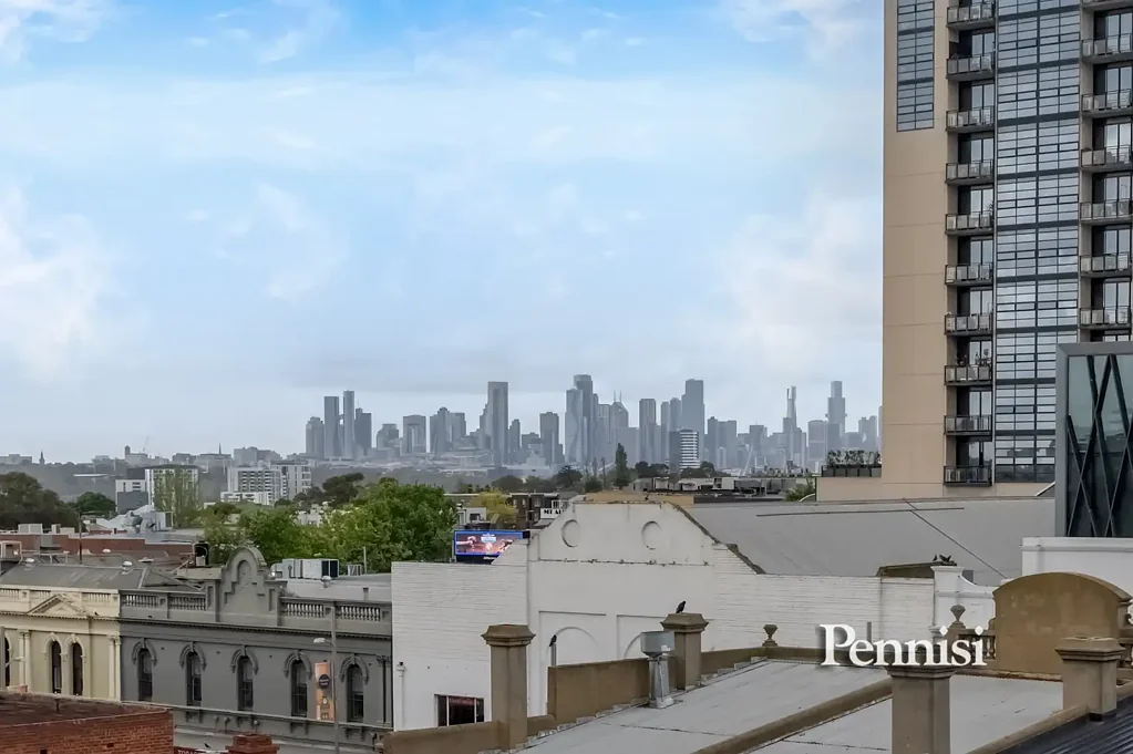 Moonee Ponds 3房 顶层全景视野 宽敞空间 厨房电器齐全 地段优越 交通便捷 停车位安全 Private Sale - Proudly Offered by Pennisi