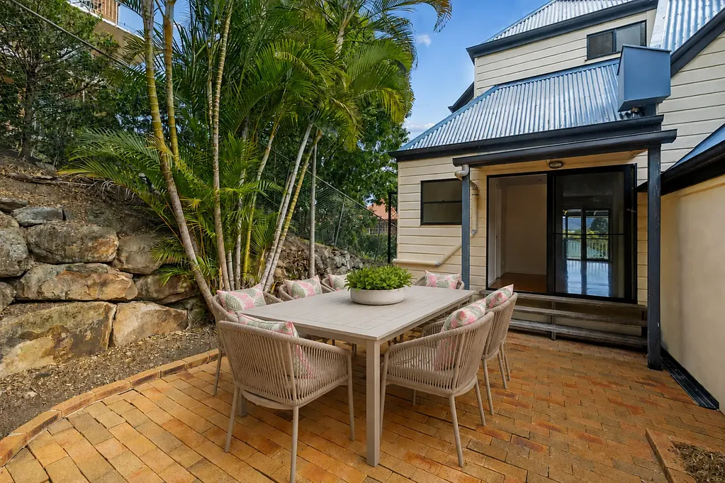Red Hill 2房 地势较高联排别墅，坐拥惬意美景 Elevated Townhouse With Relaxing Views