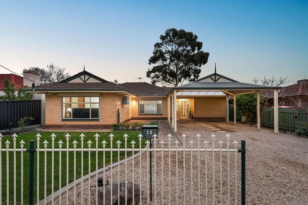 Plympton Park 4Phòng ngủ Solid Foundations with Serious Backyard Potential.