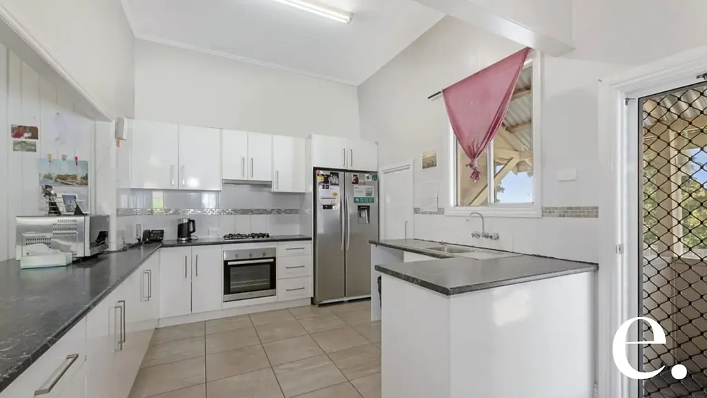 Charming Queenslander on Large 736m² Block - Quiet Street Living