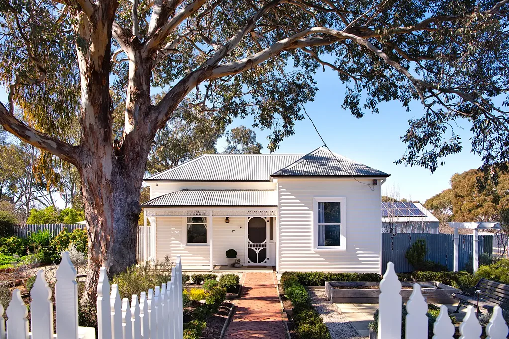 Maldon 3ਬੈੱਡਰੂਮ A classic Maldon Edwardian home reborn amidst expansive 2,626m² (0.65 Acre) grounds.