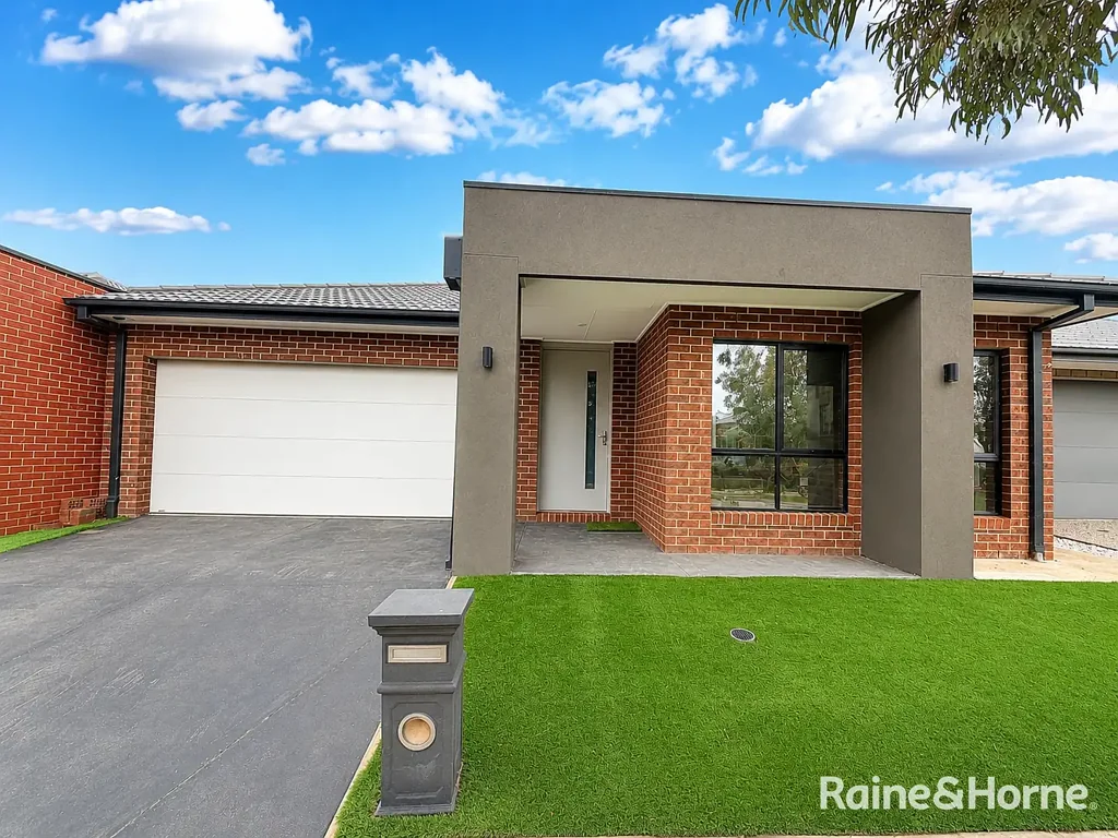 Modern Family Living in the Heart of Thornhill Park