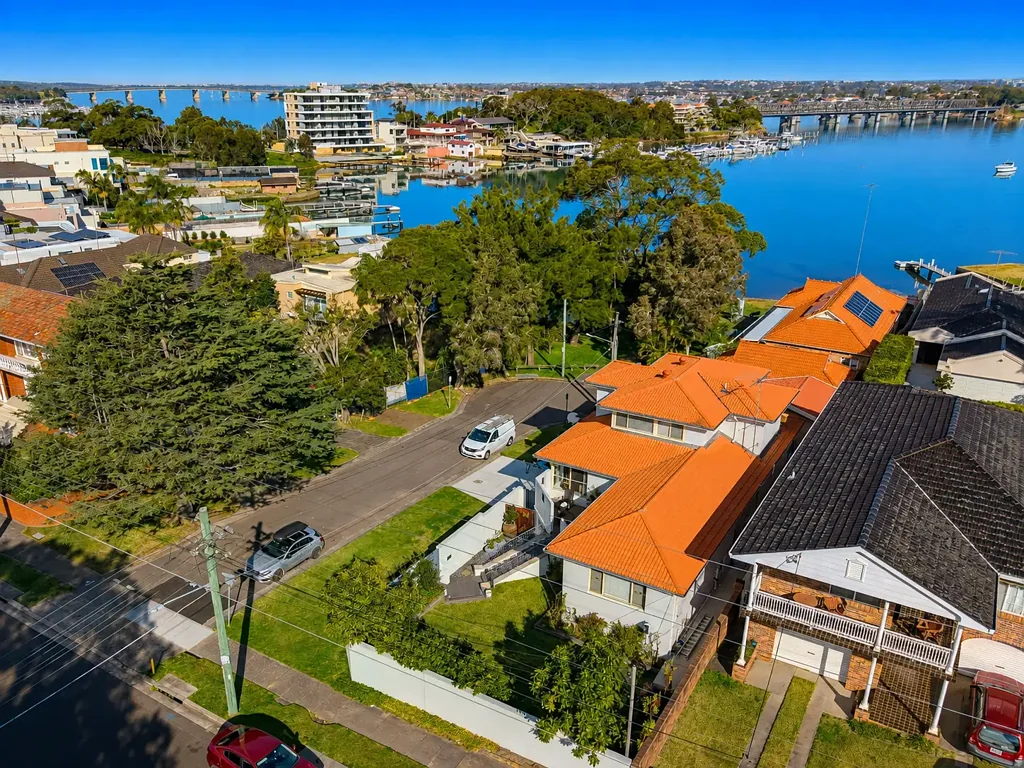Blakehurst 6房 六卧室三层住宅，带双重居住空间和水景 Six-Bedroom Tri-Level Home with Dual Living and Water Views