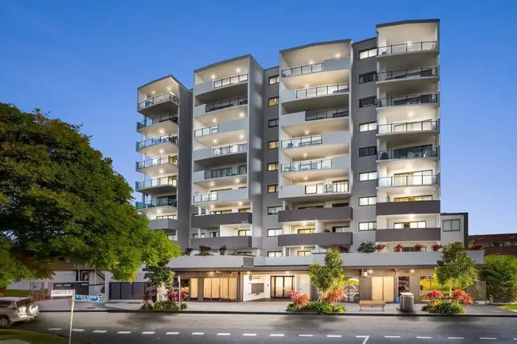 Chermside 2房 东向采光充足 89平米宽敞布局 高天花板设计 现代厨房石材台面 社区泳池休闲 步行至购物中心 CONTEMPORARY AND STYLISH EAST FACING APARTMENT