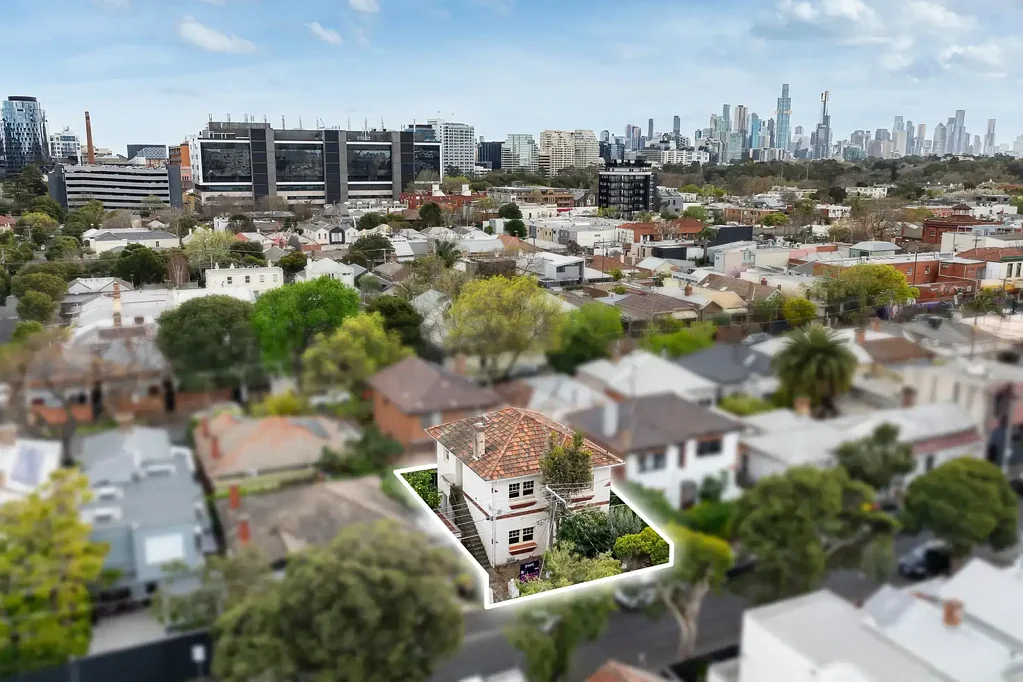 Prahran 4房 宁静街道 192平米土地 两套公寓 庭院花园 年租75000+ 步行繁华商圈 精英学校近便 Aspirational Art Deco duplex.