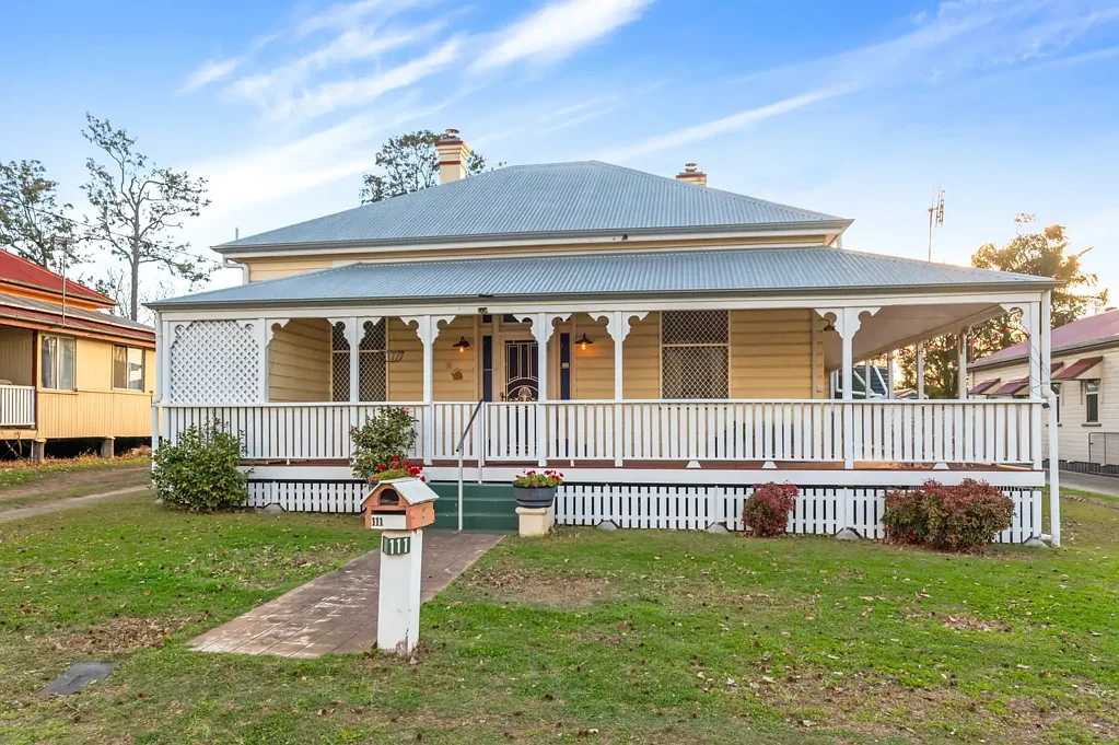 Warwick 4कमरा Timeless Queenslander Charm with Granny Flat on 1,169m²